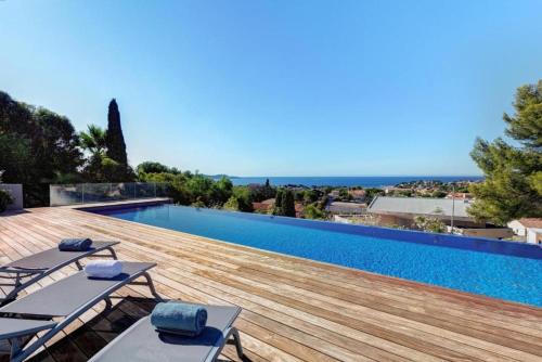 Appartement de 4 chambres avec vue sur la mer piscine privee et jardin clos a Carqueiranne a 1 km de la plage