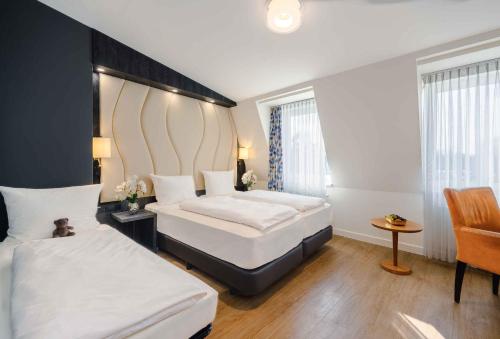 1 queen bed, 1 sofa bed