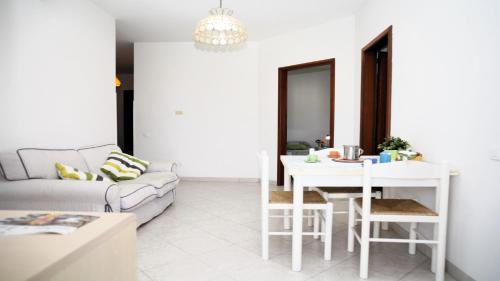 One-Bedroom Apartment image 9