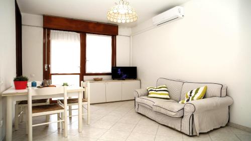 One-Bedroom Apartment image 7