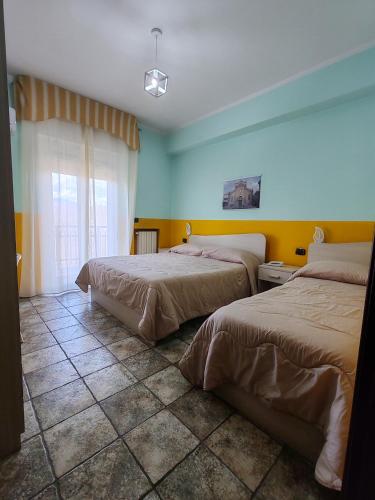 2 twin beds