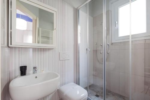 Double or Twin Room with Private Bathroom image 1