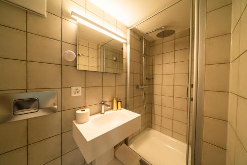 room detail thumbnail 2