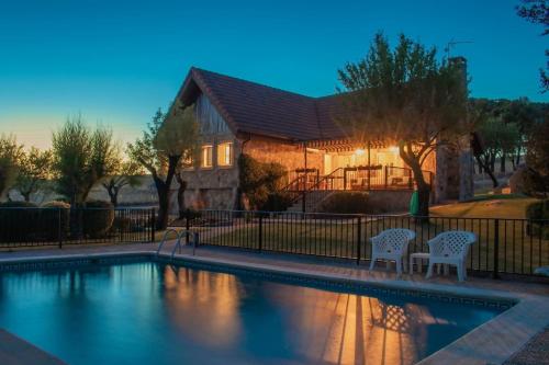 Una casita en el campo dentro de la ciudad