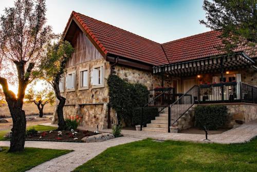 Una casita en el campo dentro de la ciudad