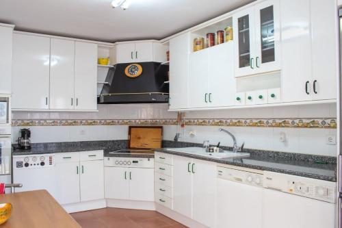 Una casita en el campo dentro de la ciudad