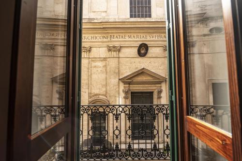 Via Giulia Charming Apartment with Balcony, Rome (photo 2)