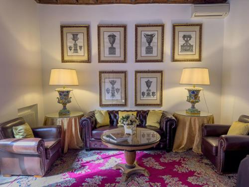 Via Giulia Charming Apartment with Balcony, Rome (photo 5)