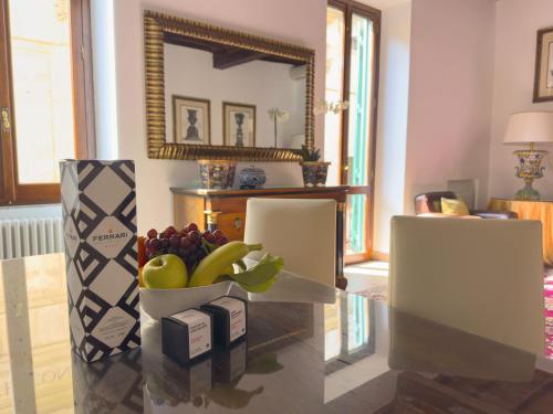 Via Giulia Charming Apartment with Balcony, Rome (photo 7)