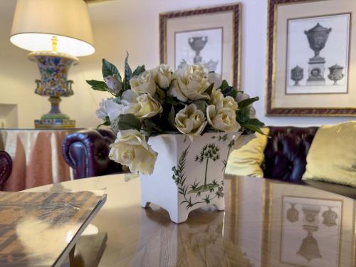 Via Giulia Charming Apartment with Balcony, Rome (photo 8)