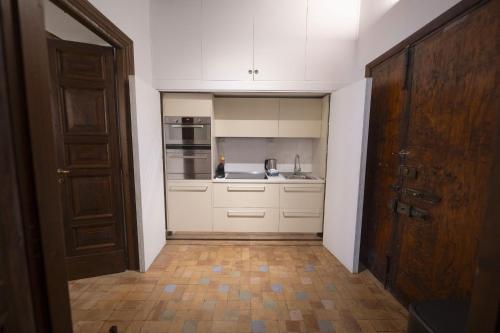 Via Giulia Charming Apartment with Balcony - image 12
