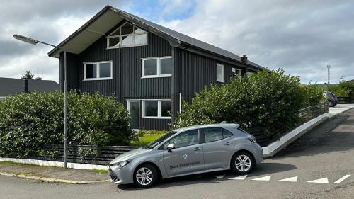 B&B Miðvágur - Ingi's Guesthouse with a Car - Bed and Breakfast Miðvágur