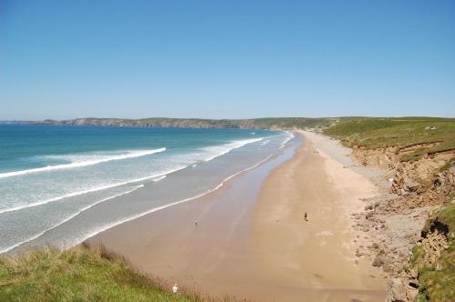 Tuvākā izklaides vieta, The Steps Newgale in Brawdy