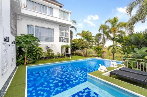 SUNNYRENT Luxury TJ White villa in Nusa Dua