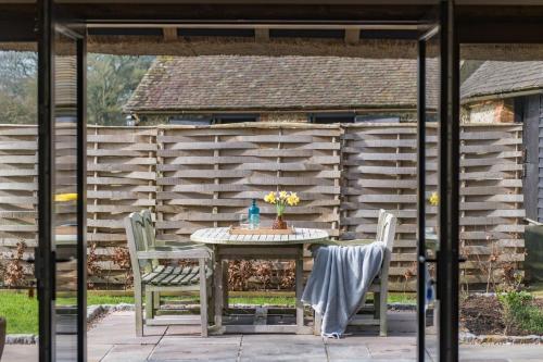 Фасада на хотела, The Thatched Barn by Bloom Stays in Brabourne