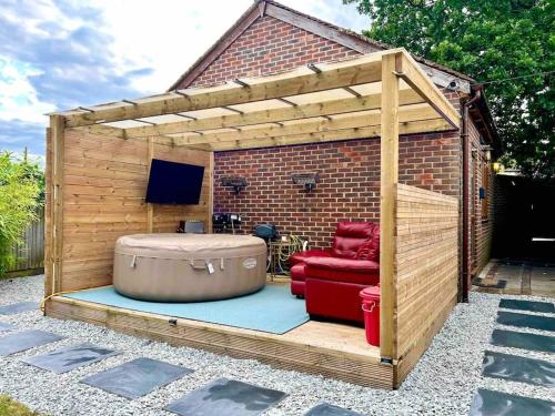 1 Bedroom home with hot tub & private garden gîte à louer Petts Wood Railway Station