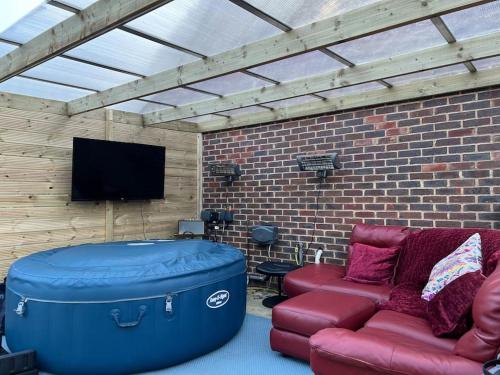 1 Bedroom home with hot tub & private garden