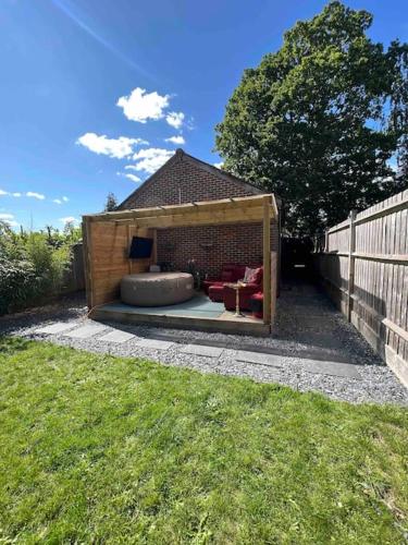 1 Bedroom home with hot tub & private garden