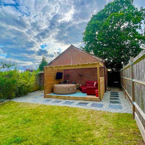 1 Bedroom home with hot tub & private garden