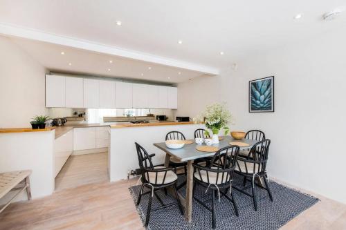 Divine 3 Bed House in Battersea