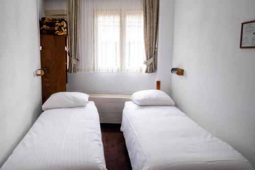 Twin Room image 3