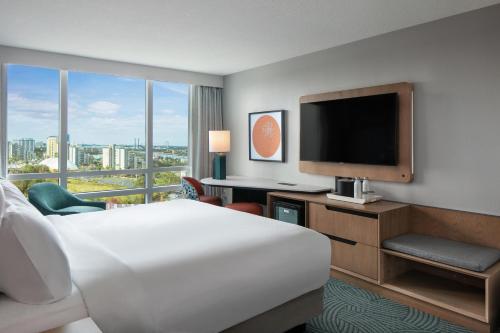 Deluxe King Room with Mobility Accessible Roll-In Shower and Skyline View