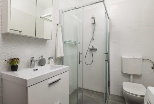 Apartment image 8