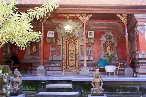 Near Ubud, Batuan Homestay Own King Bed Big Room at Royen Balinese Family Guest House