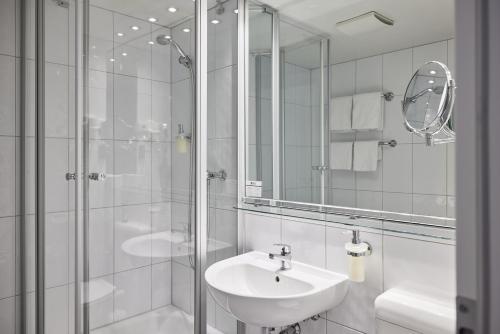 Standard Double Room image 3