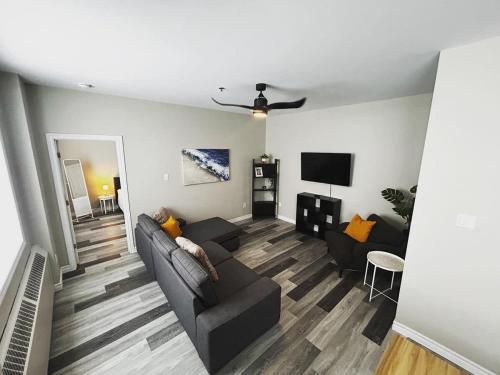 NEW Large Luxurious 2BR Condo in the Heart of Uptown Coffee, Wifi Saint John