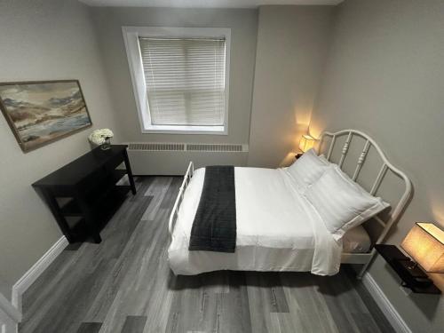 Elegant 2-Bedroom Condo Close to Uptown