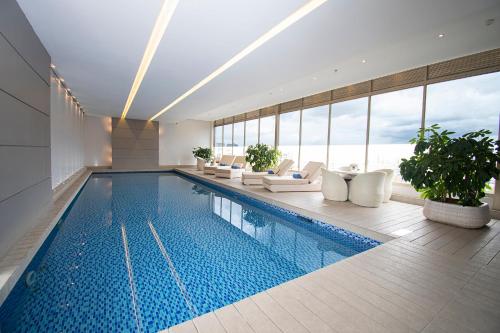 Swimming pool, DoubleTree by Hilton Bogota Parque 93 in Bogotá