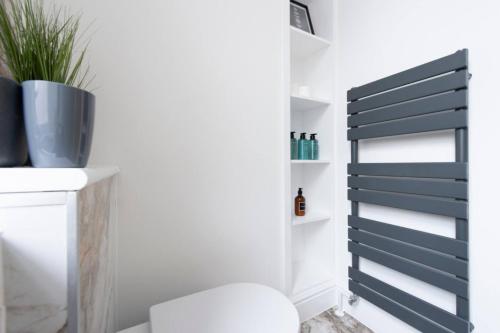 Beautiful Notting Hill Apt - image 12