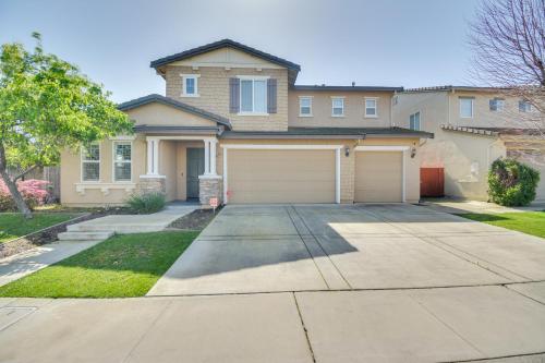 Spacious Merced Home about 4 Mi to Downtown!