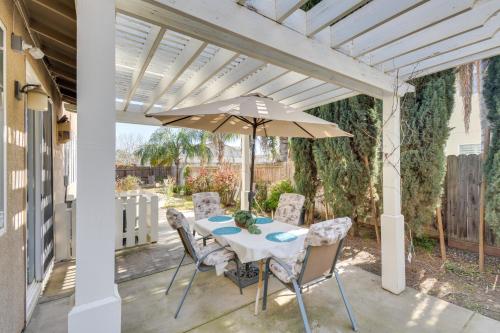 4 Mi to Dtwn Merced Spacious Home with Yard! in Nyugat-Merced