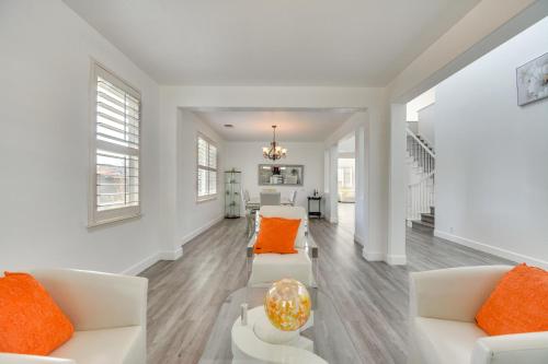 4 Mi to Dtwn Merced Spacious Home with Yard! in Nyugat-Merced