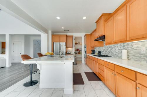 4 Mi to Dtwn Merced Spacious Home with Yard! in Nyugat-Merced