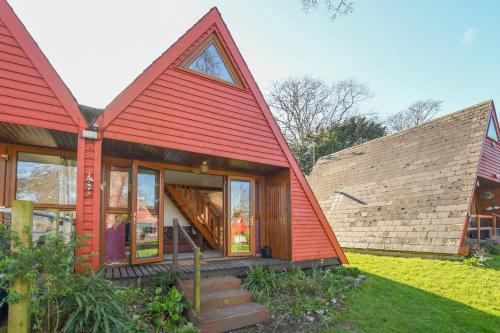 Chalet Two, Deal