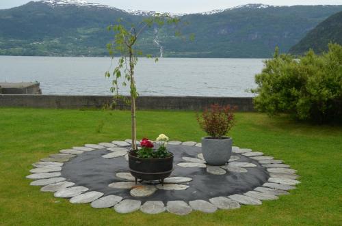 Innvik Fjordhotell - image 8
