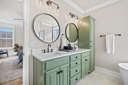 Apollo House-Amazing Location in Rogers-Sleeps 11 Apollo House-Amazing Location in Rogers-Sleeps 11