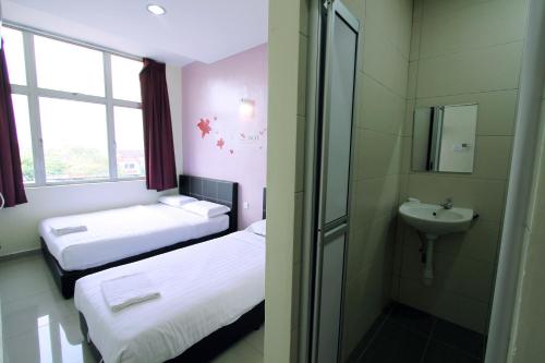 Bathroom, Max Inn Hotel in Parit Raja