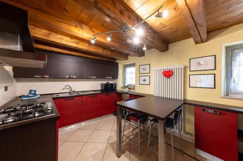 ห้องครัว, บ้านเดี่ยว 2 ห้องนอน 1 ห้องน้ำส่วนตัว ขนาด 80 ตร.ม. – ออสตา (Beautiful apartment in the center of Aosta) in ออสตา