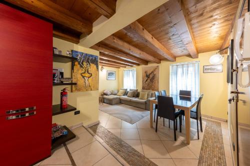 ห้องครัว, บ้านเดี่ยว 2 ห้องนอน 1 ห้องน้ำส่วนตัว ขนาด 80 ตร.ม. – ออสตา (Beautiful apartment in the center of Aosta) in ออสตา