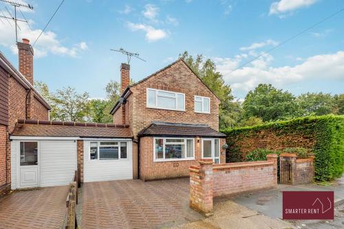 Woking -Garden Driveway Parking 4Bed – khách sạn tại St John's và Hook Heath