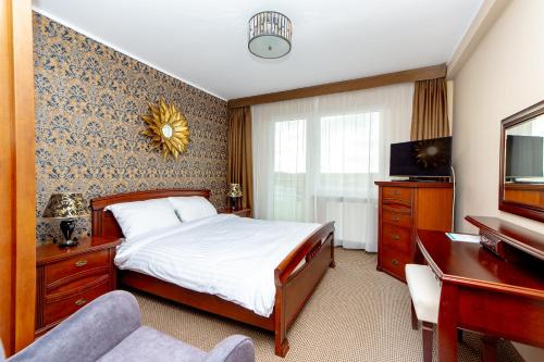 1 queen bed, 1 sofa bed