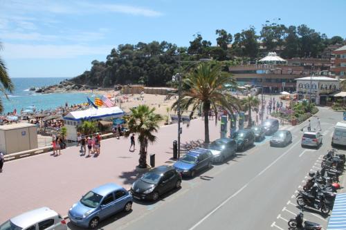Four-Bedroom Apartment with Sea View image 2