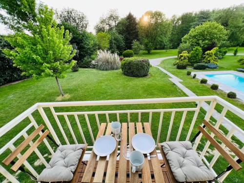 Градина, Appartement Élégant, Climatisation et Piscine (Appartement Elegant, Climatisation et Piscine) in Етамп