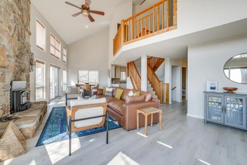 Eureka Springs Gem 2 Decks, Mtn and Lake Views in Golden, USA