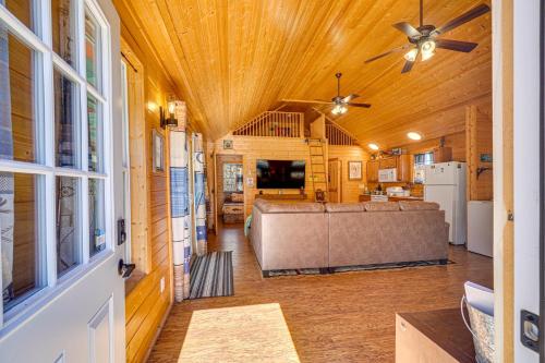 Riverfront Cabin Near Smoky Mountain National Park in Walland, USA