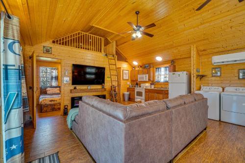 Riverfront Cabin Near Smoky Mountain National Park in Walland, USA